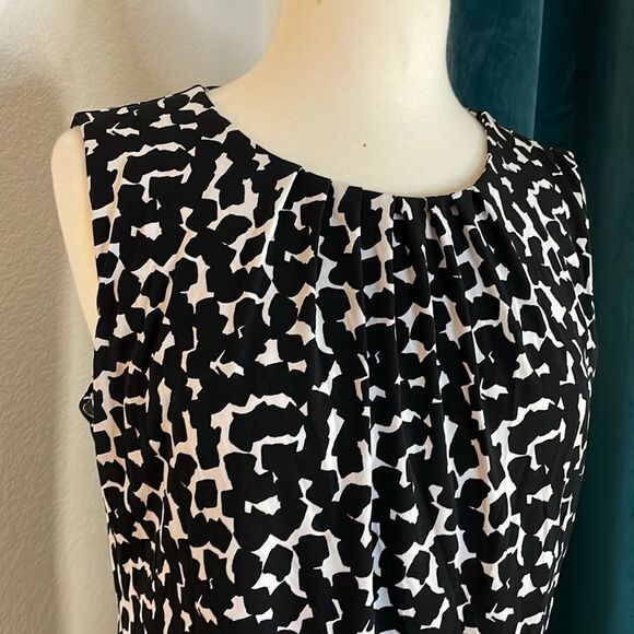 Calvin Klein Sleeveless Pleated Neckline Blouse | black and white | size L - Picture 3 of 9